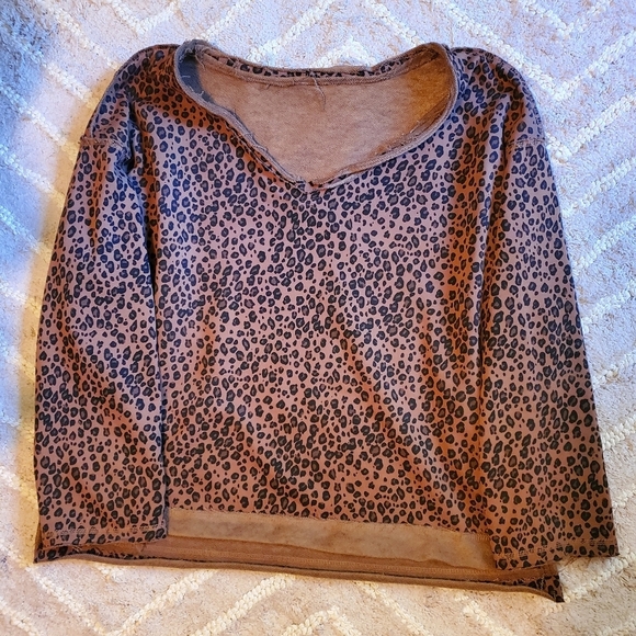 POL Reversable French Terry Leopard V Neck Top - Picture 2 of 5